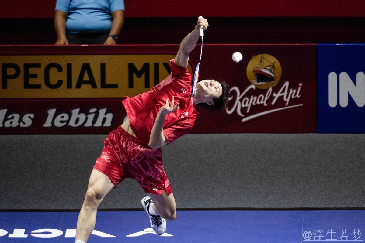 石宇奇直落两局战胜王正行 挺进印尼赛男单四强 石宇奇直落两局战胜王正行 挺进印尼赛男单四强