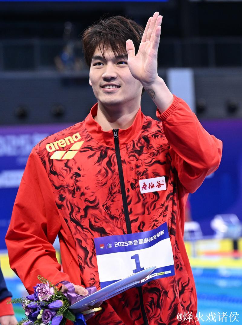 徐嘉余力压群雄 摘得全运会男子50米仰泳金牌 徐嘉余力压群雄 摘得全运会男子50米仰泳金牌